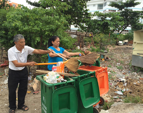 Người dân phường Thắng Tam (TP.Vũng Tàu) thu gom rác trong khu dân 