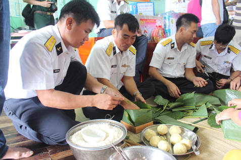 Cán bộ, chiến sĩ nhà giàn DK1/10 gói bánh chưng đón Tết Nguyên đán 2018.