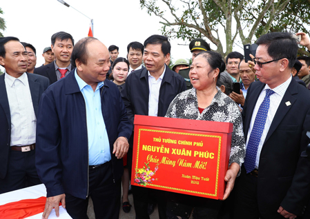 Thủ tướng Nguyễn Xuân Phúc thăm, chúc Tết, tặng quà nhân dân xã Hải Đông, huyện Hải Hậu.