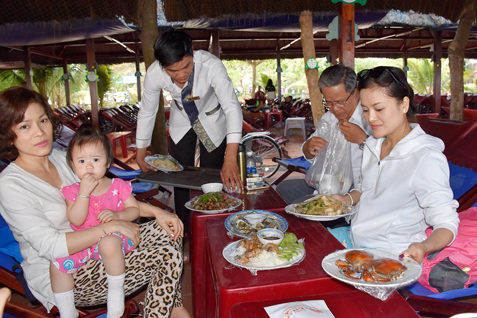 Du khách ăn uống tại Hương Phong - Hồ Cốc Beach resort.