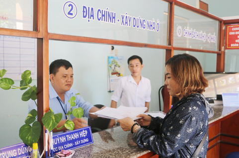 Người dân làm thủ tục hành chính tại Bộ phận một cửa của UBND phường Phước Nguyên (TP. Bà Rịa) sáng 21-2 (mùng 6 Tết). Ảnh: BÙI HƯƠNG