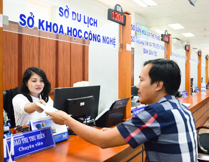 Chuyên viên Sở Khoa học - Công nghệ nhận hồ sơ từ cán bộ Công ty HwaiTai (huyện Tân Thành) sáng mùng 6 Tết. Ảnh: HẢI YẾN 