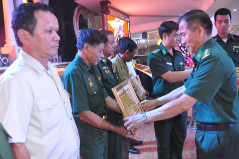 Đại tá Nguyễn Văn Tiến, Phó Chỉ huy trưởng BĐBP tỉnh trao giấy khen cho hội viên có thành tích xuất sắc trong tham gia bảo vệ chủ quyền an ninh biên giới.