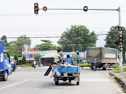 Nhiều phương tiện vượt đèn đỏ tại ngã ba Cái Mép, xã Tân Phước (huyện Tân Thành). 