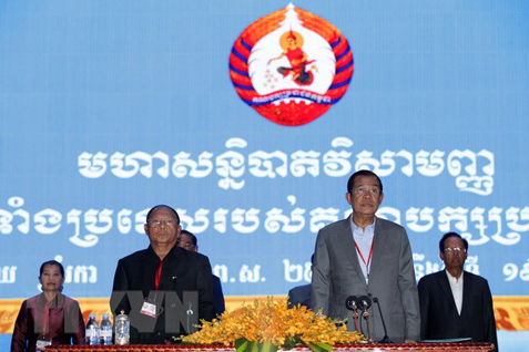 Chủ tịch Đảng Nhân dân Campuchia (CPP),Thủ tướng Samdech Techo Hun Sen (phải) và Chủ tịch danh dự CPP, Chủ tịch Quốc hội Samdech Heng Samrin (trái) tham dự Hội nghị của CPP ở Phnom Penh. 