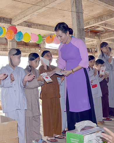 Bà Hồ Thị Thư, Giám đốc Văn phòng Tổng đại lý Bà Rịa (Công ty Bảo hiểm Nhân thọ Dai-ichi Việt Nam) trao 10 suất học bổng (500 ngàn đồng/suất) cho các em nhỏ tại Mái ấm Từ Ân.