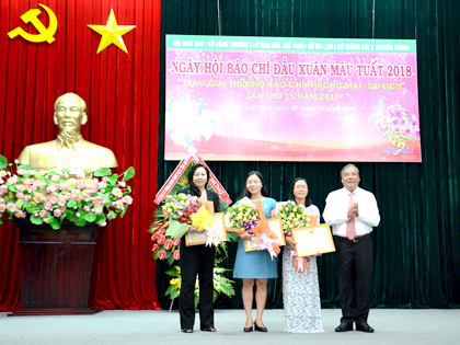 Đồng chí Bùi Thanh Nghĩa, Ủy viên Ban Thường vụ Tỉnh ủy, Chủ tịch UBMTTQVN tỉnh trao Giải C và tặng hoa chúc mừng các tác giả.