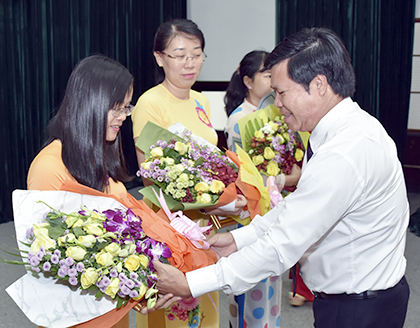 Đồng chí Nguyễn Văn Xinh, Ủy viên Ban Thường vụ Tỉnh ủy, Trưởng Ban Tuyên giáo Tỉnh ủy, trao Bằng khen của UBND tỉnh cho tác giả và nhóm tác giả đoạt giải B Giải báo chí Thương mại-Du lịch.