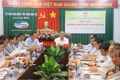 Đồng chí Bùi Thanh Nghĩa, Ủy viên Ban Thường vụ Tỉnh ủy, Chủ tịch UBMTTQVN tỉnh và cán bộ Mặt trận các huyện, thành phố tham dự hội nghị tại điểm cầu BR-VT.