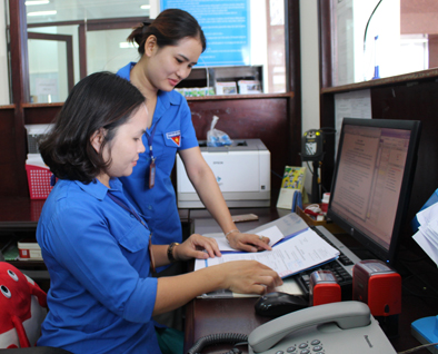 Đoàn viên, thanh niên Chi đoàn Cục Thuế tỉnh tham gia chương trình “Ngày thứ bảy tình nguyện” làm thêm ngoài giờ để giải quyết nhanh các thủ tục hành chính cho tổ chức, cá nhân. 