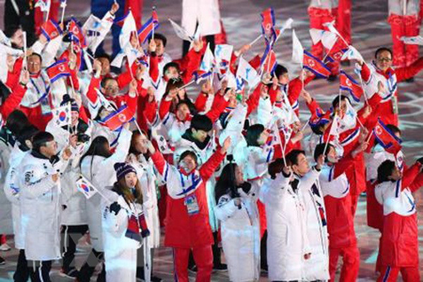 Các vận động viên Hàn Quốc và Triều Tiên tại lễ bế mạc Olympic PyeongChang 2018. Ảnh: Kyodo