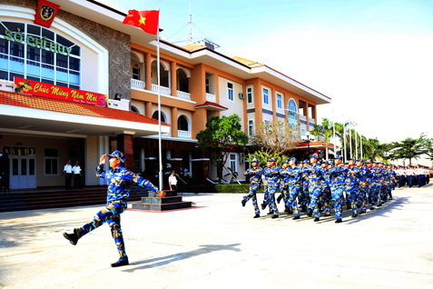 Cán bộ, chiến sĩ Bộ Tư lệnh Vùng Cảnh sát biển 3 huấn luyện điều lệnh đội ngũ.