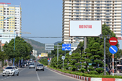 Các trụ quảng cáo dày đặc trên đường Lê Hồng Phong, TP.Vũng Tàu.