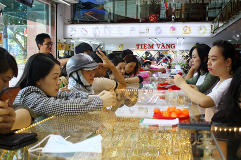 Khách hàng mua vàng tại tiệm vàng Kim Minh (306, Lê Hồng Phong, TP. Vũng Tàu). Ảnh: VÂN ANH.