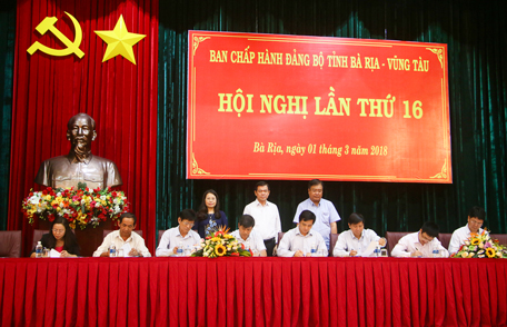 Các đồng chí: Nguyễn Hồng Lĩnh, Ủy viên Trung ương Đảng, Bí thư Tỉnh ủy, Chủ tịch HĐND tỉnh; Nguyễn Thị Yến, Phó Bí thư Thường trực Tỉnh ủy, Trưởng Đoàn Đại biểu Quốc hội tỉnh; Nguyễn Văn Trình, Phó Bí thư Tỉnh ủy, Chủ tịch UBND tỉnh chứng kiến lãnh đạo các cơ quan, đơn vị ký cam kết thực hiện Quy định số 08-QĐ/TU.