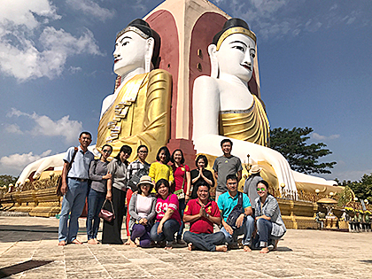 Du khách chụp ảnh lưu niệm trước tượng Phật khổng lồ trong tour Myanmar của Vietravel.