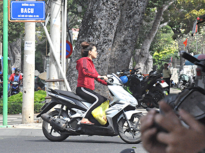 “Cô gái đầu trần” chạy xe trên đường Bacu, TP. Vũng Tàu.