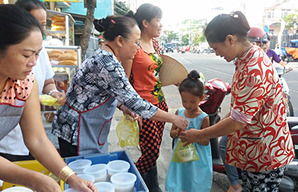 Chị em Chi hội phụ nữ khu phố 4, phường 5 phát cháo cho người nghèo.