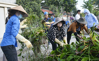 Lãnh đạo TP.Vũng Tàu cùng tham gia dọn vệ sinh, phòng chống dịch bệnh.