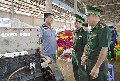 BĐBP tỉnh trao tặng thực phẩm, động viên bà con ngư dân trước giờ ra khơi.