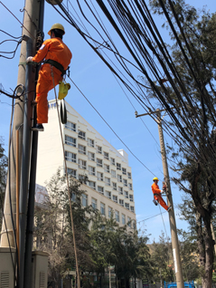 Công nhân ngành điện kiểm tra lưới điện trên đường Phan Chu Trinh, TP.Vũng Tàu.