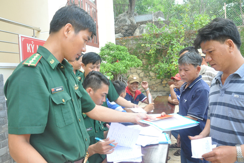 Cán bộ Đồn Biên phòng Bến Đá (thuộc Bộ đội Biên phòng tỉnh) tuyên truyền, hướng dẫn ngư dân đánh bắt hải sản đúng quy định. Ảnh: TRẦN TRÀ