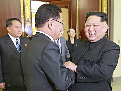 Nhà lãnh đạo Triều Tiên Kim Jong-un (bìa phải) gặp đoàn đặc phái viên của Tổng thống Hàn Quốc Moon Jae-in sang thăm. 