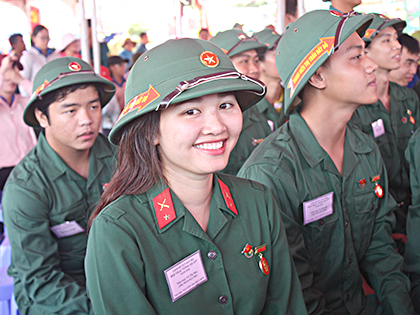 Tân binh Nguyễn Thị Trúc Đào (Đất Đỏ) vui tươi trong hội trại tòng quân - đây là nữ tân binh duy nhất của tỉnh nhập ngũ trong năm 2018. Ảnh: ĐÔNG HIẾU