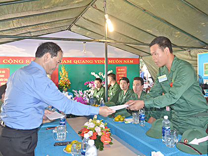 Đồng chí Mai Ngọc Thuận, Ủy viên Ban Thường vụ Tỉnh ủy, Bí thư Thành ủy Vũng Tàu tặng quà cho 9 tân binh là đảng viên. ẢNH: MINH NHÂN 