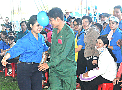 Các trại viên tham gia trò chơi “Bong bóng tình yêu” tại Hội trại tòng quân huyện Xuyên Mộc. Ảnh: PHƯƠNG NAM.