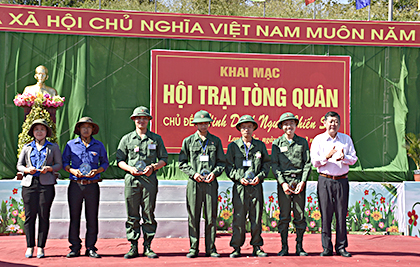 Đồng chí Nguyễn Văn Sớm, Tỉnh ủy viên, Bí thư Huyện ủy Long Điền (ngoài cùng bên phải) trao kỷ niệm chương cho đại diện cái tiểu trại. Ảnh: ĐĂNG KHOA