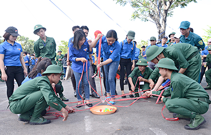 Các trại sinh huyện Tân Thành tham gia trò chơi “Cùng nhau tải đạn”. Ảnh: THANH TRÍ