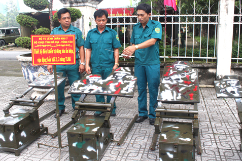 Mô hình “Thiết bị điều khiển tự động bia ẩn hiện, vận động bắn bài 2, 3 súng tiểu liên AK” của anh Nguyễn Hoàng Việt, Chỉ huy phó Ban CHQS phường 7, TP.Vũng Tàu đạt giải C cấp Quân khu 7 năm 2017.