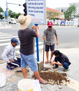 Lắp đặt bảng tuyên truyền an toàn giao thông tại TP.Bà Rịa. Ảnh: TRẦN TRÀ 