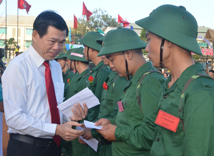 Đồng chí Nguyễn Hồng Lĩnh, Ủy viên Trung ương Đảng, Bí thư Tỉnh ủy, Chủ tịch HĐND tỉnh tặng quà cho các tân binh. Ảnh: MINH NHÂN