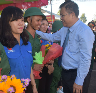 Đồng chí Nguyễn Văn Trình, Phó Bí thư Tỉnh ủy-Chủ tịch UBND tỉnh, Chủ tịch Hội đồng Nghĩa vụ quân sự tỉnh động viên tân binh lên đường nhập ngũ. Ảnh: VĂN ANH