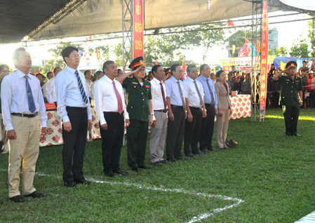 Các đồng chí: Bùi Thanh Nghĩa, Ủy viên Ban Thường vụ Tỉnh ủy, Chủ tịch UBMTTQVN tỉnh; Nguyễn Thanh Tịnh, Phó Chủ tịch UBND tỉnh đã tham dự lễ giao, nhận quân tại huyện Xuyên Mộc. Ảnh: PHƯƠNG NAM