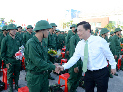 Đồng chí Nguyễn Thành Long, Phó Chủ tịch UBND tỉnh gặp gỡ, động viên các tân binh của TP.Bà Rịa lên đường nhập ngũ. Ảnh: MẠNH THẮNG.