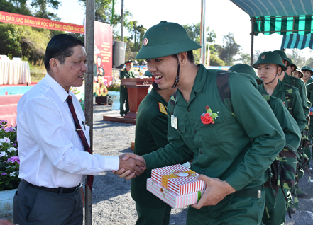 Đồng chi Đỗ Văn Bửu, Uỷ viên Ban Thường vụ Tỉnh ủy, Chủ nhiệm Ủy ban kiểm tra Tỉnh ủy bắt tay động viên các tân binh của huyện Long Điền lên đường. Ảnh: THÀNH HUY