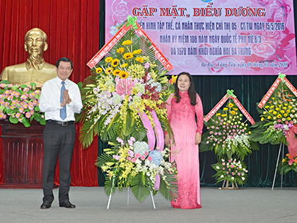 Đồng chí Nguyễn Hồng Lĩnh, Ủy viên Trung ương Đảng, Bí thư Tỉnh ủy, Chủ tịch HĐND tỉnh tặng hoa chúc mừng Hội LHPN tỉnh nhân kỷ niệm ngày Quốc tế Phụ nữ.