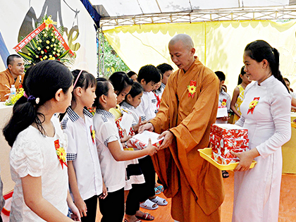 Thầy Thích Chúc Minh tặng quà, học bổng cho HS nghèo hiếu học dịp Trung thu năm 2017. 