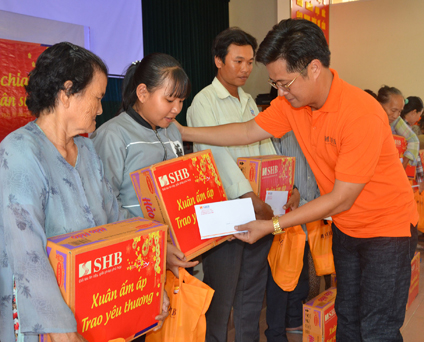 Ông Nguyễn Phi Hùng, Phó Giám đốc, Chủ tịch Công đoàn Ngân hàng SHB Chi nhánh Vũng Tàu trao quà và tiền cho các hộ dân.