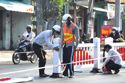 Thi công lắp đặt dải phân cách giữa trên đường 30-4 (TP. Vũng Tàu).