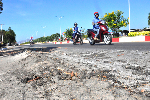 Đường 2-9 (đoạn gần siêu thị Metro, phường 11, TP.Vũng Tàu) xuống cấp, cần được sửa chữa.