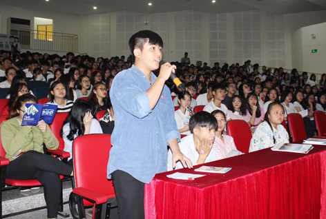 Em Nguyễn Thanh Long, Trường THPT Nguyễn Thị Minh Khai (TP.Vũng Tàu) đặt câu hỏi tại chương trình tư vấn tuyển sinh “Đúng ngành nghề - Sáng tương lai”.