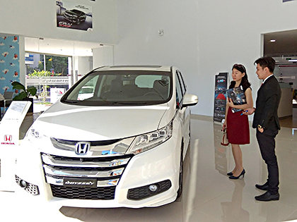 Khách hàng tìm hiểu xe ô tô tại Salon Honda Vũng Tàu (QL51, phường Long Hương, TP.Bà Rịa).