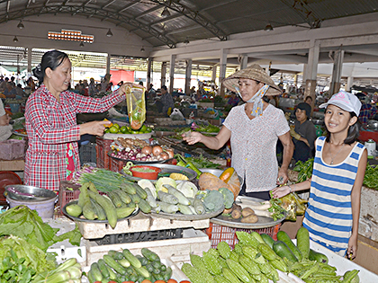 Tiểu thương chợ Phước Hải (huyện Đất Đỏ) sử dụng túi ni lông để đựng rau cho khách. Ảnh: QUANG VŨ