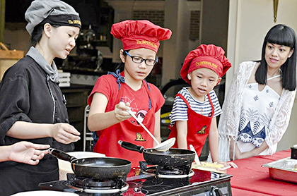 Hướng dẫn khách lưu trú làm bánh tại khách sạn Imperial Vũng Tàu. Ảnh: THANH NGA 