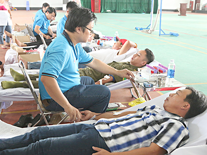 Người dân huyện Đất Đỏ tham gia hiến máu.