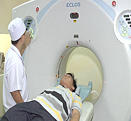 Kỹ thuật viên chụp CT Scanner cho bệnh nhân.